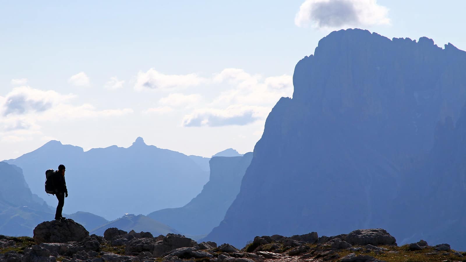 Wanderer vor der Bergwelt der Dolomiten