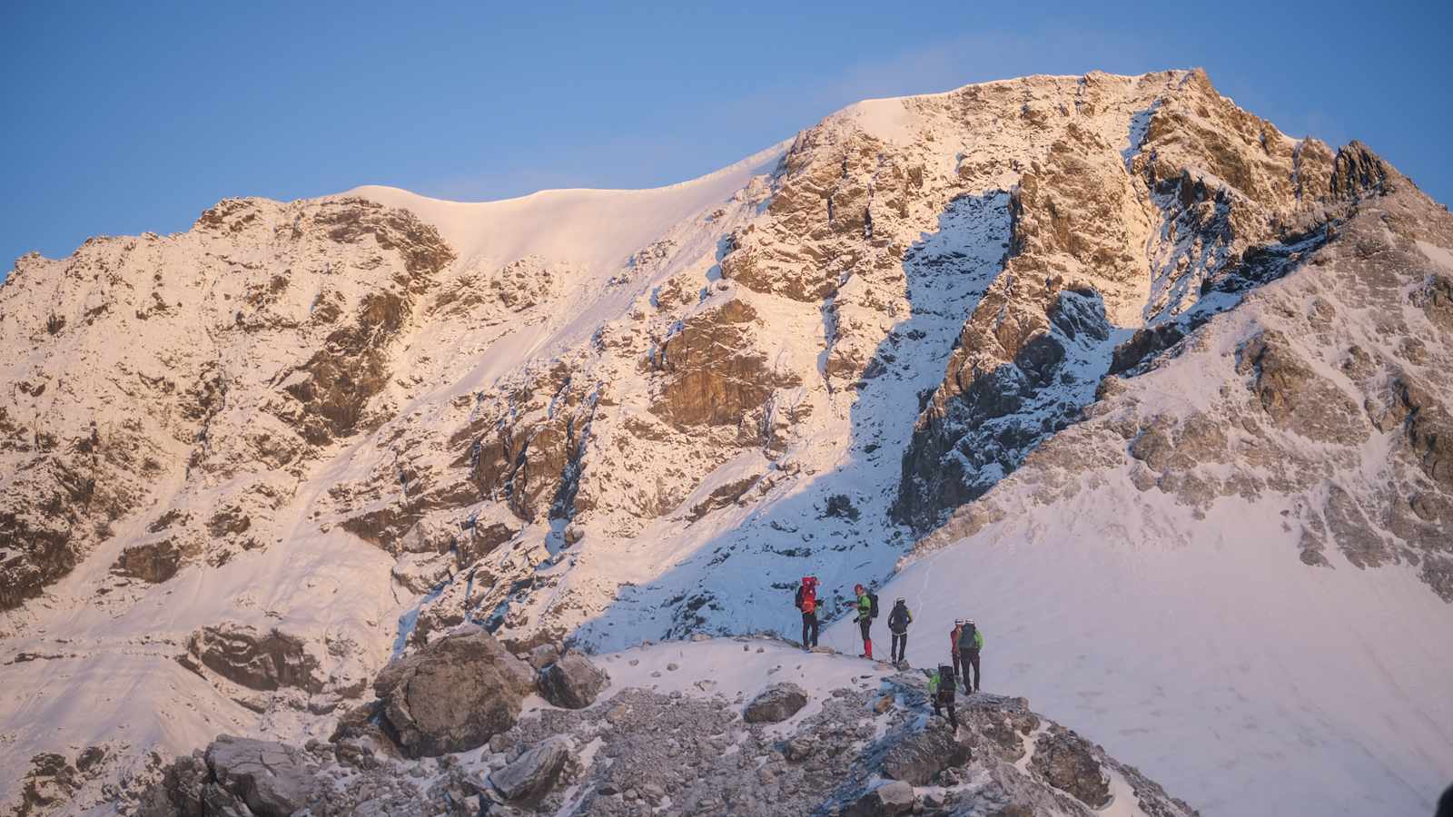 Bergwelten-Leserinnen und -Leser auf dem Weg zum Ortler-Gipfel