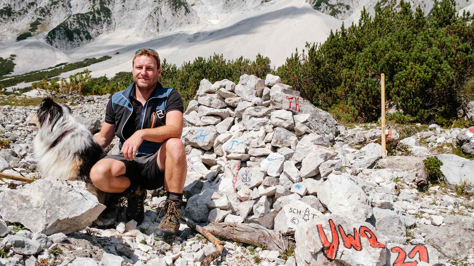 Helmut Maier mit Steinhaufen