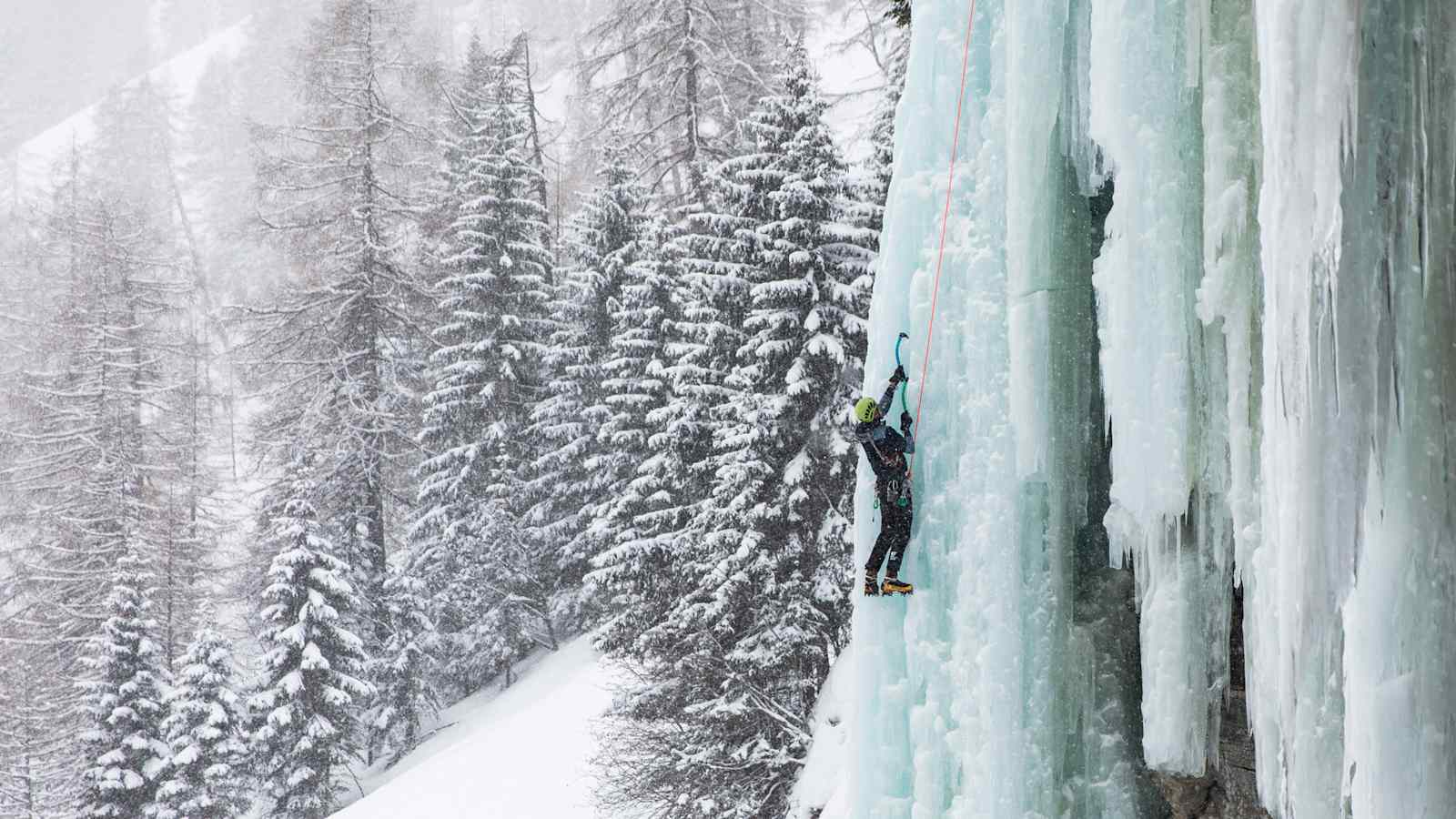 Felix Gruber beim Eisklettern