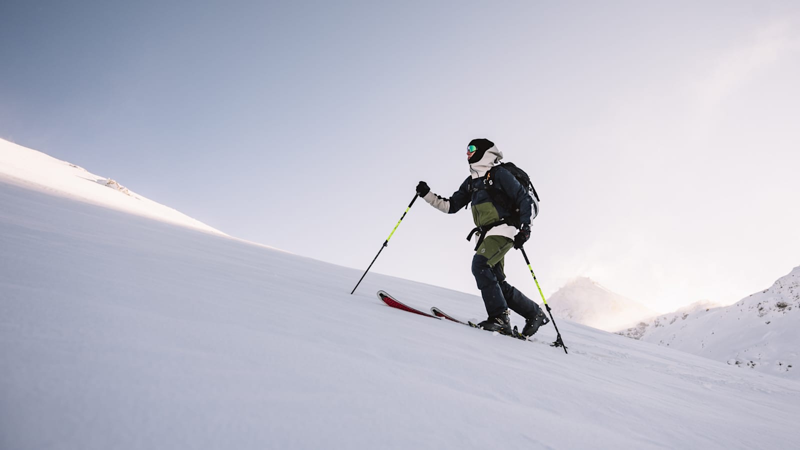 Mann beim Aufstieg Skitourengehen