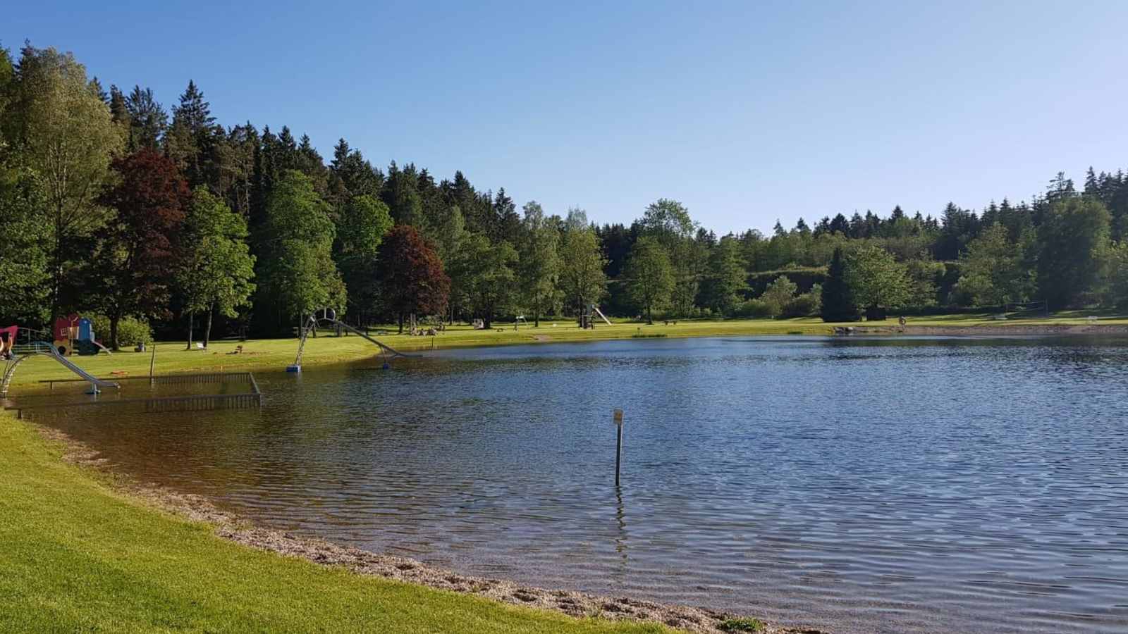 Der malerische See bei Schwarzenbach