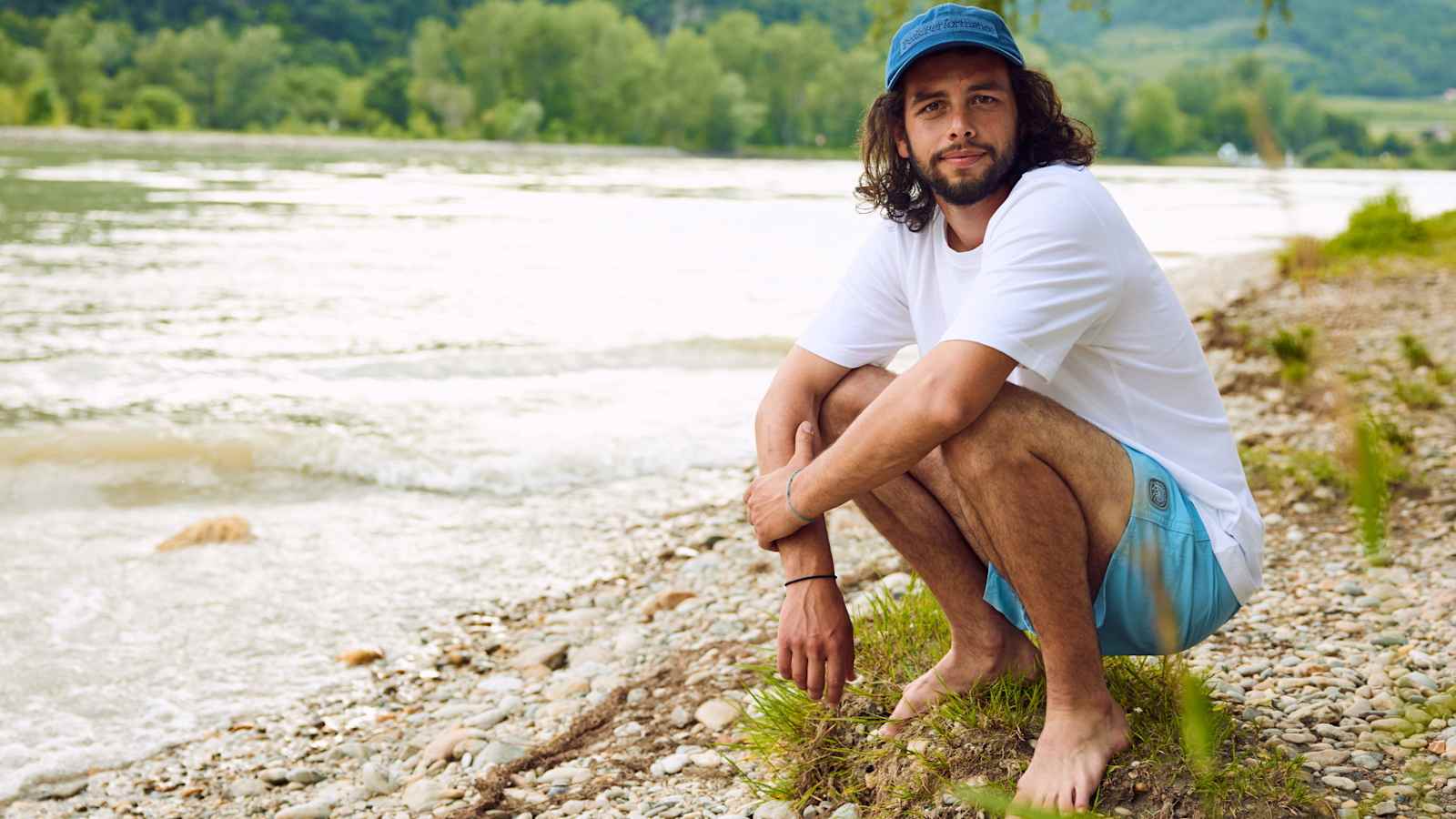 Leo an der Donau im T-Shirt von Adidas Terrex und Shorts von Patagonia