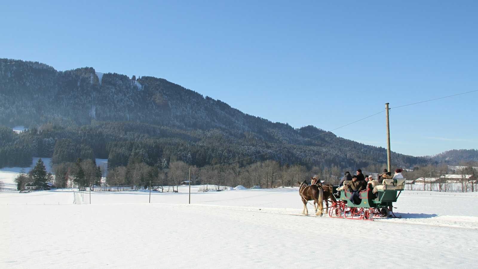 Mit einer Kutsche entdeckt man den Winter rund um Bad Tölz auf eine ganz neue Art und Weise.