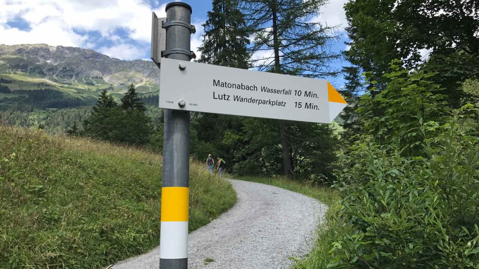 Leichte Wanderwege werden in Vorarlberg gelb-weiß gekennzeichnet.