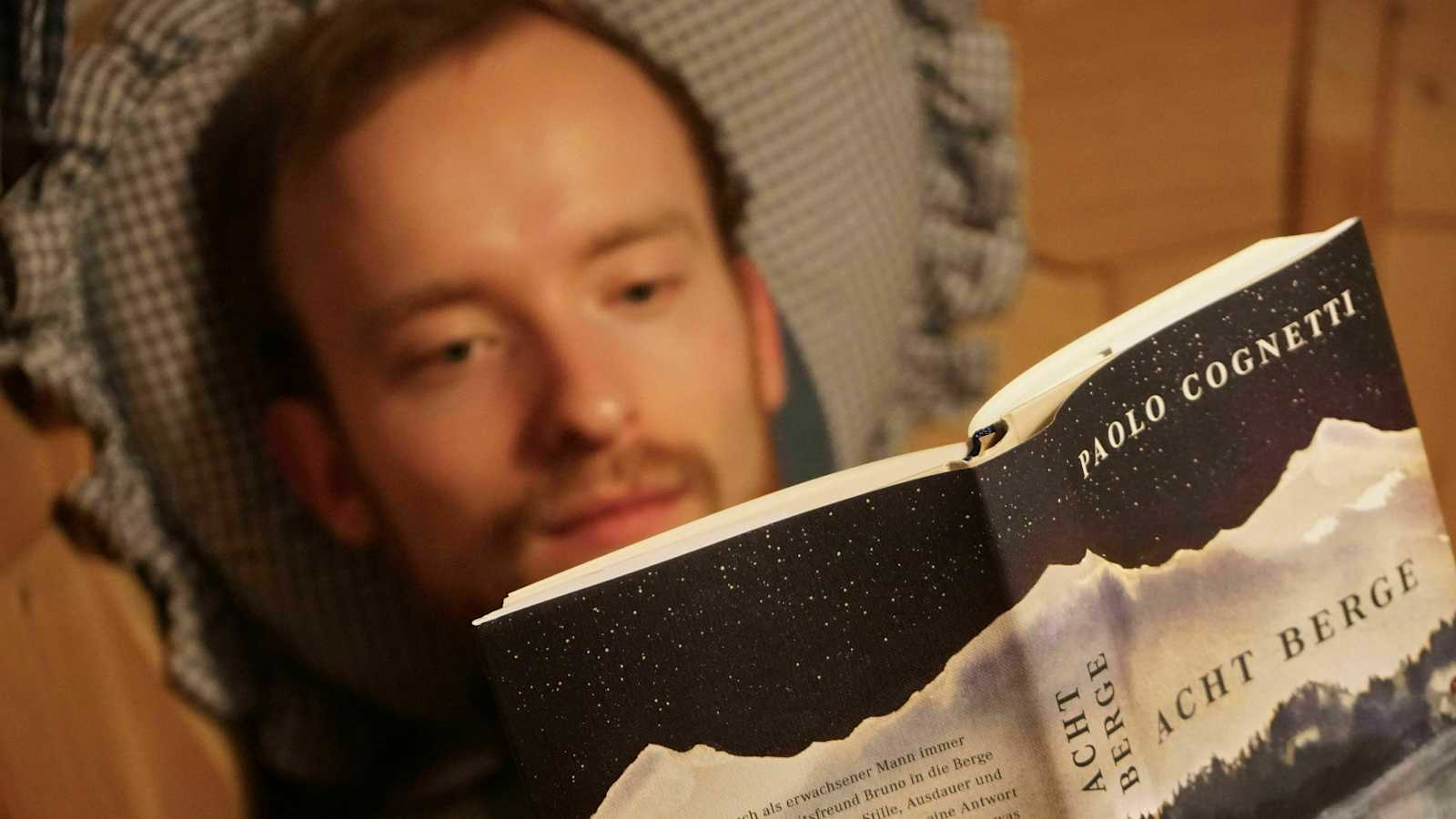 Hüttenabend: Lesen in der Stube