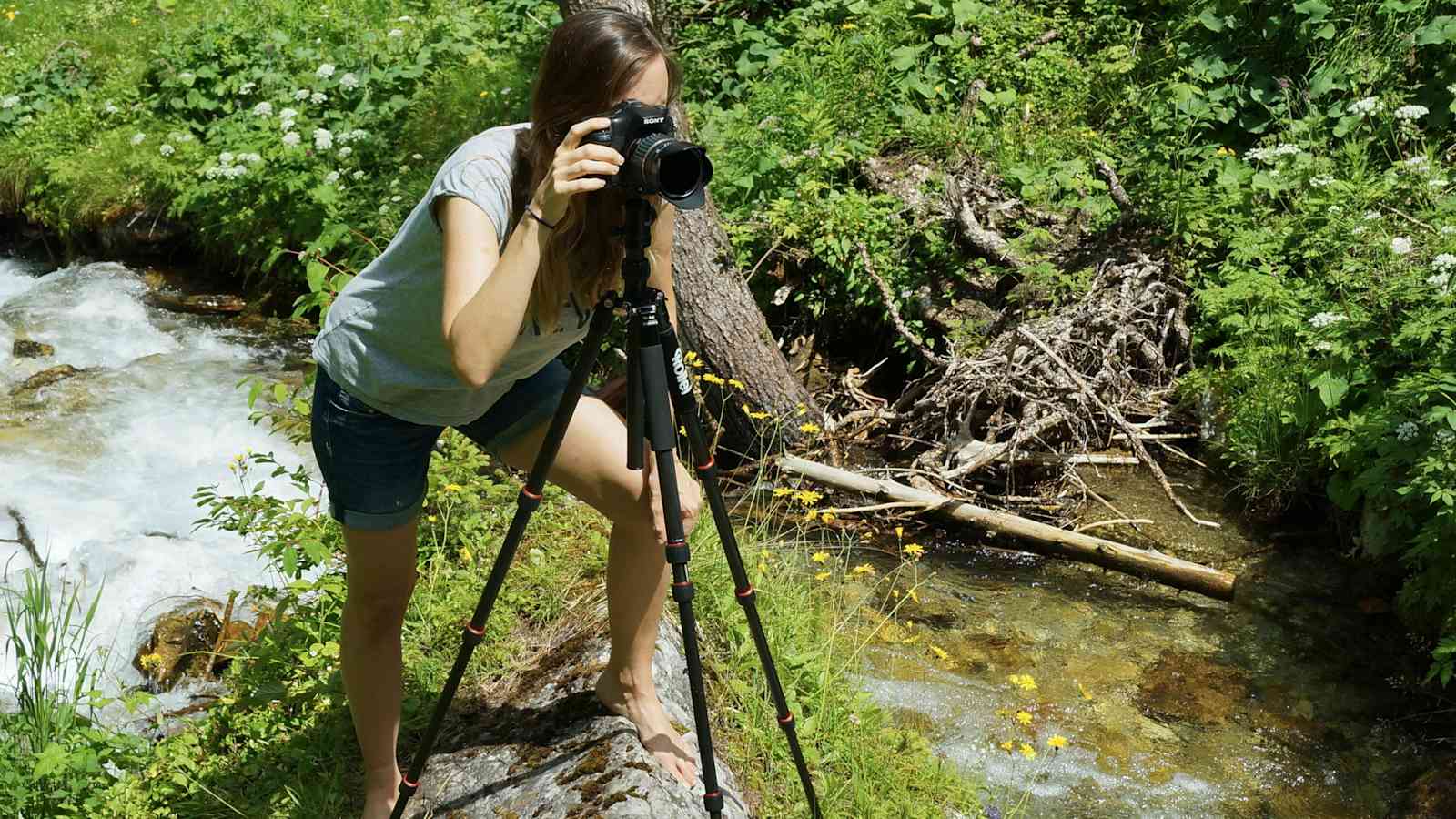 Hobbyfotografin Anna beim Fotografieren mit Stativ: C5i Carbon von Rollei