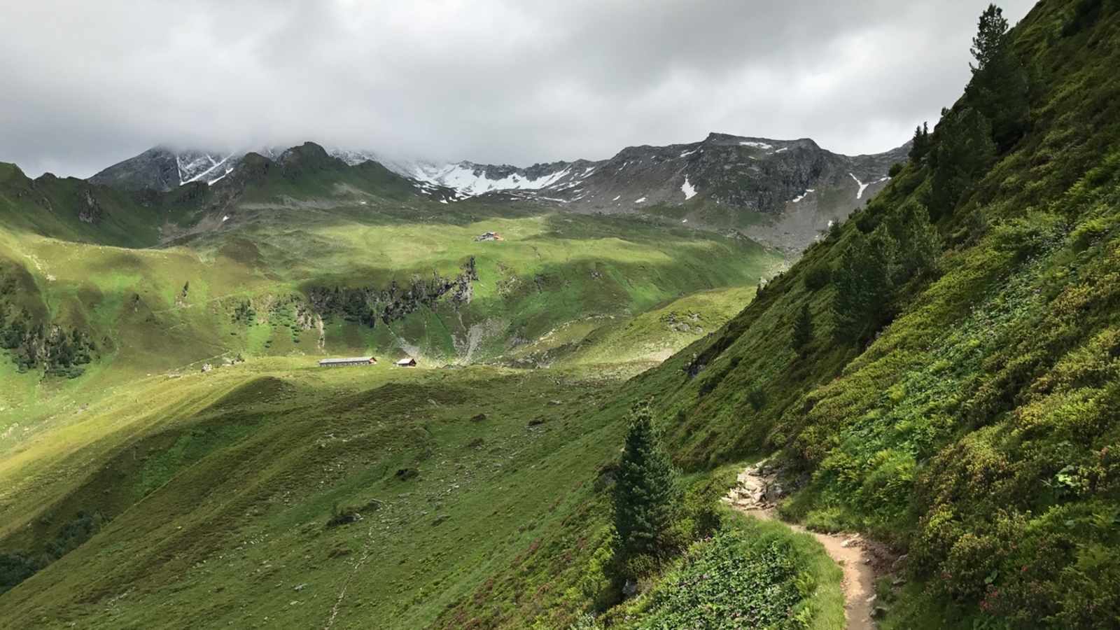 Mittelschwieriger Bergerweg ohne besondere Gefahrenstellen. 