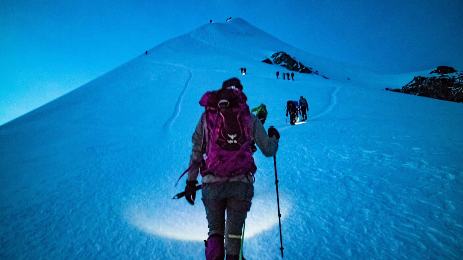 Wie eine Perlenkette: Seilschaften auf dem Weg zum Gipfel des Mont Blanc