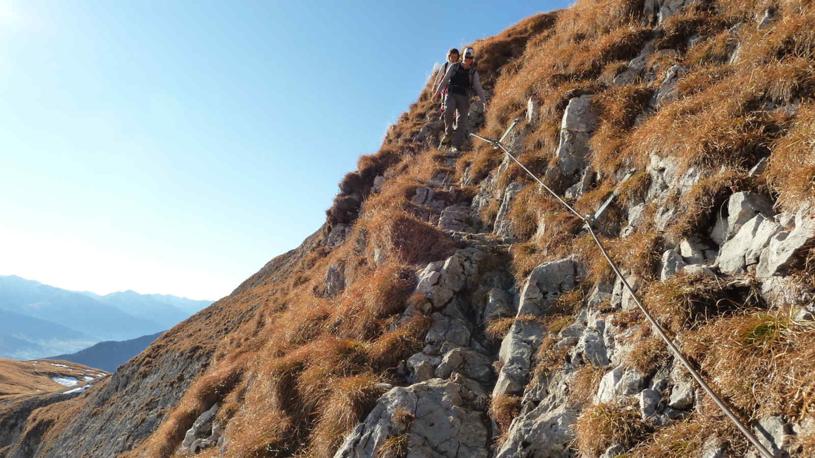 Steile Grasflanken und Schrofengelände sind typisch für schwierige Bergwege. 