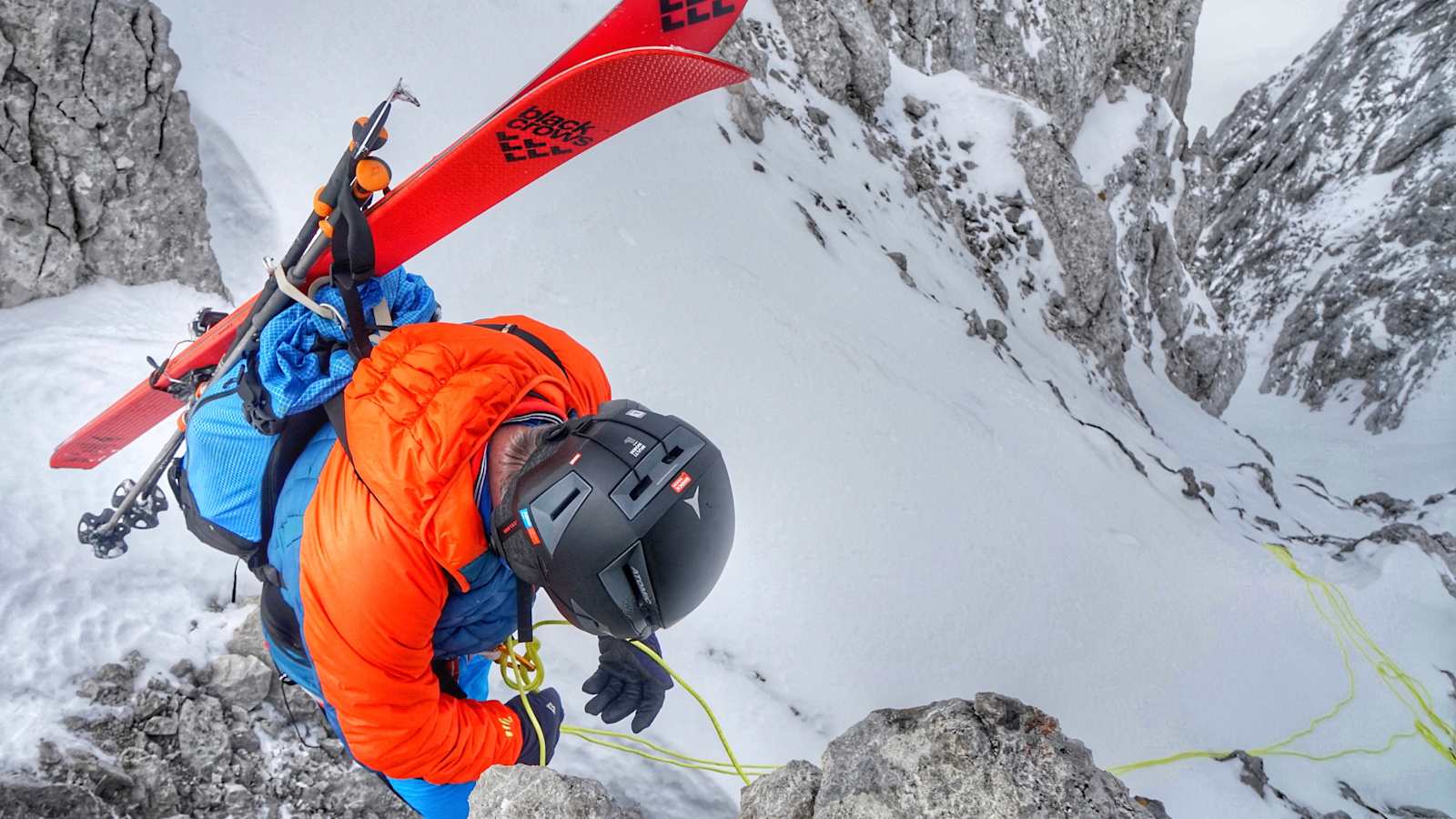 Skibergsteiger mit dem Backland Helm von Atomic