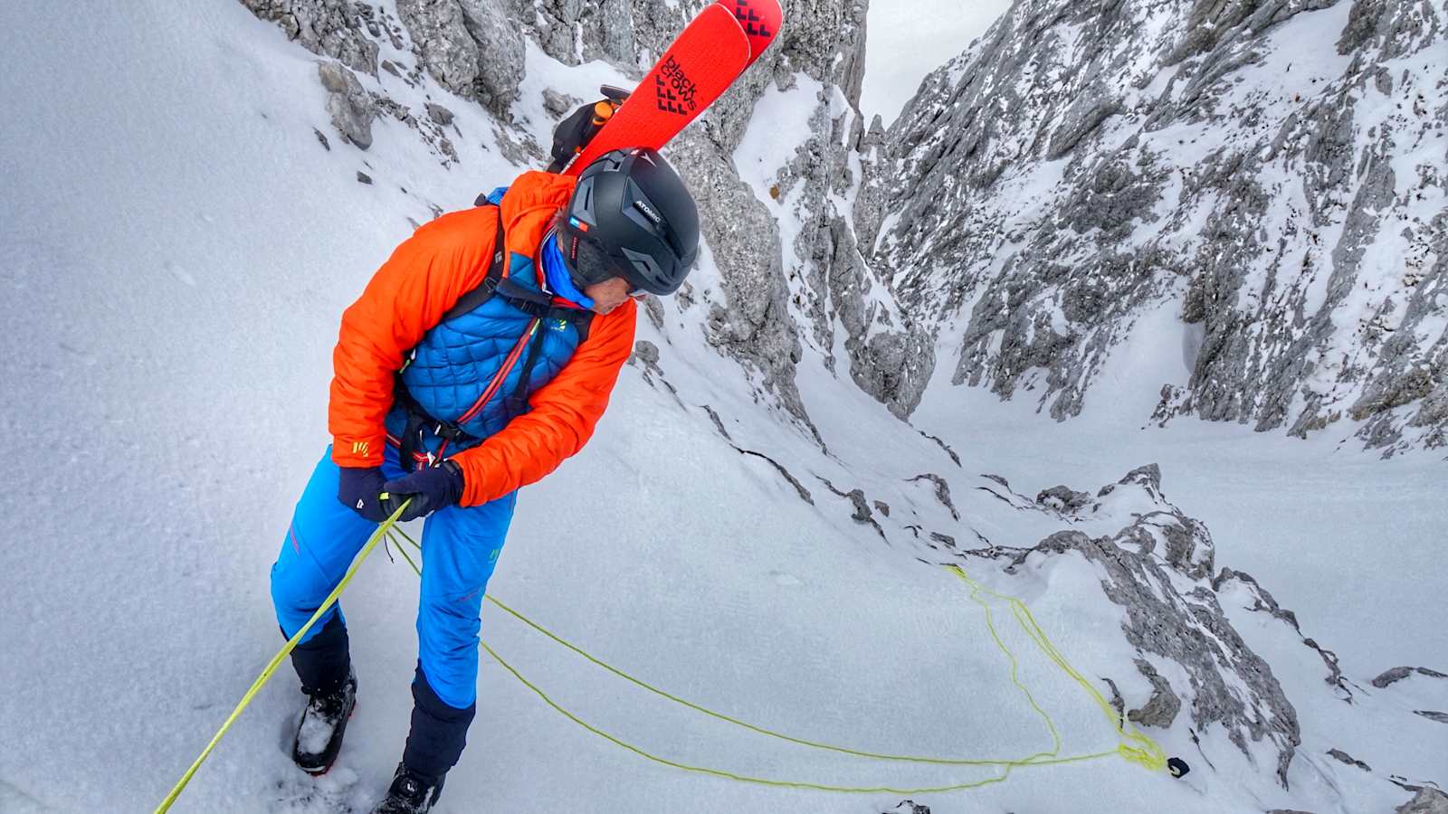 Skibergsteiger beim Abseilen in einer Steilstufe