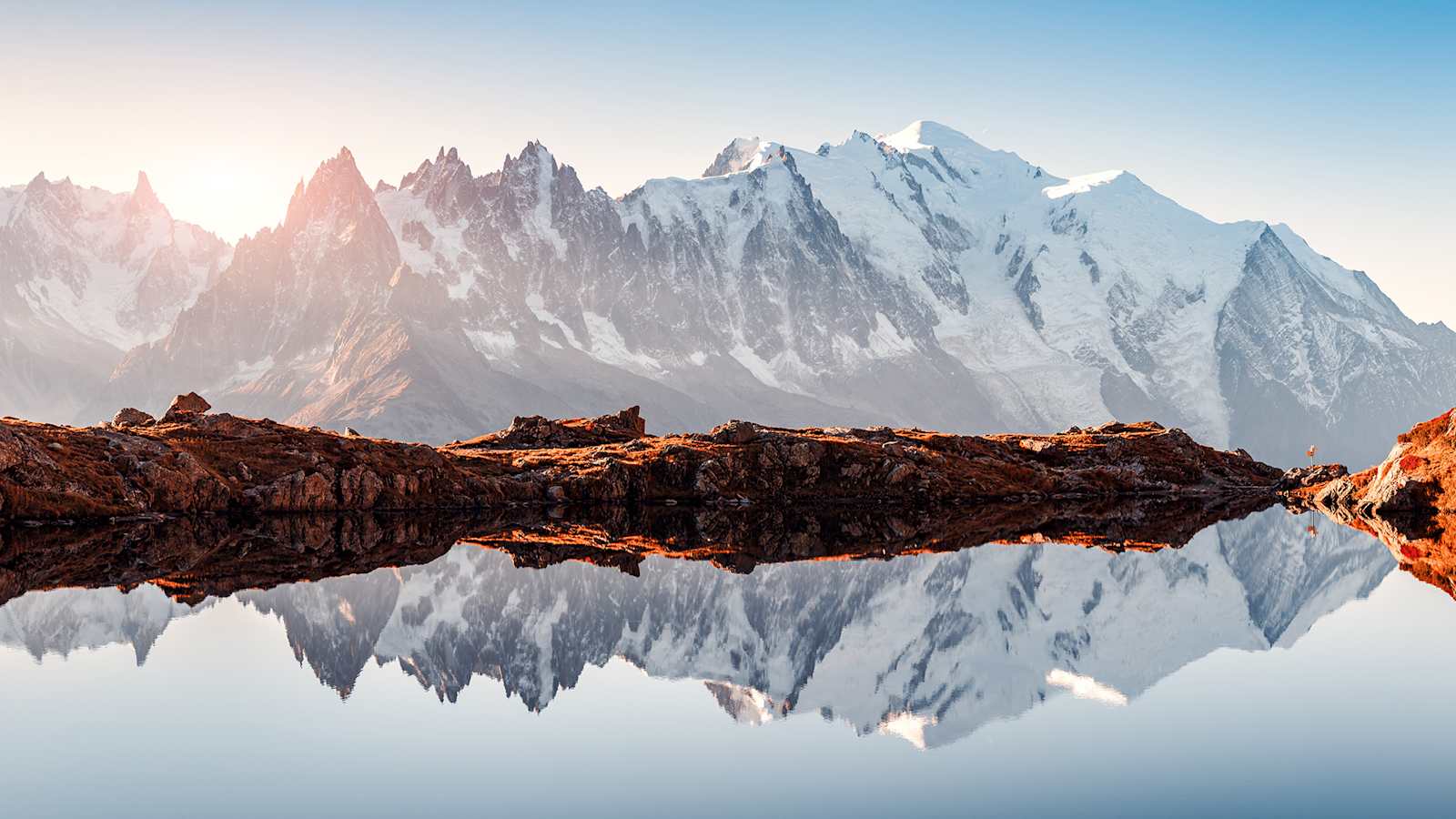 Der Mont Blanc (4.807 m) vom Lac Blanc hoch über Chamonix aus gesehen