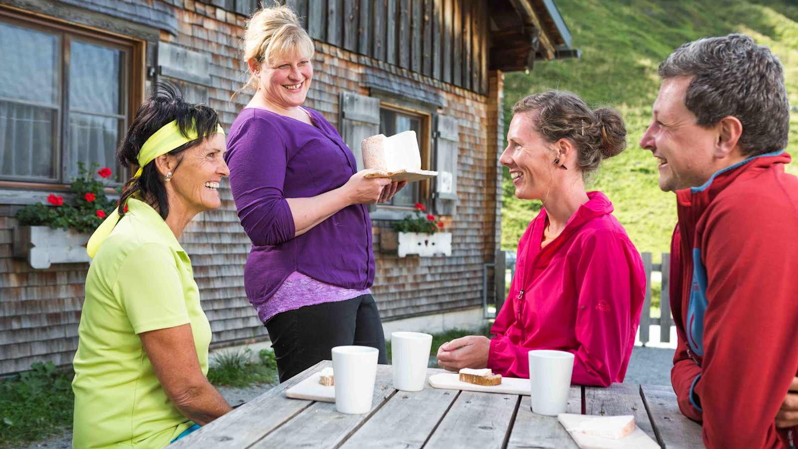 Gemütliches Zusammensein auf der Alp Nova