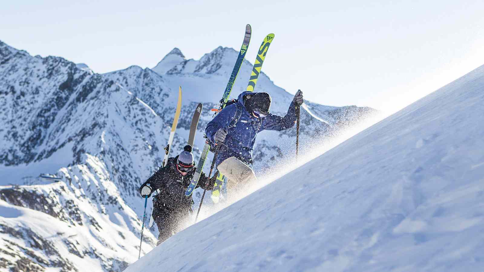 Auch wenn es nicht immer geplant ist, die Skier am Rucksack befestigen zu können, ist von Vorteil.