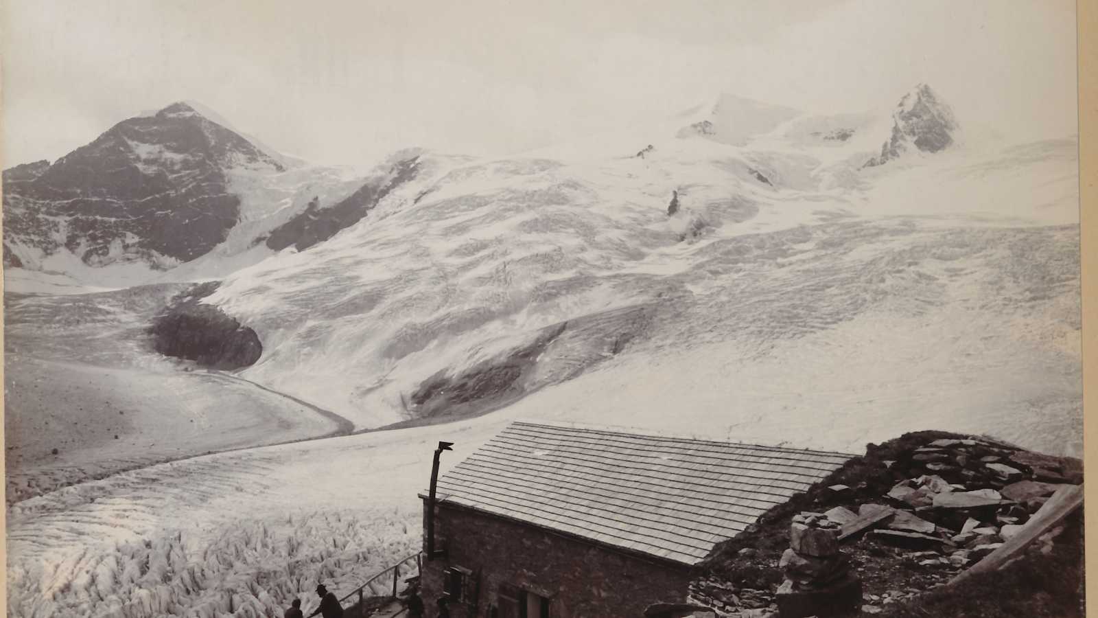 Die Alte Prager Hütte um 1890 mit dem damals noch mächtigen Schlatenkees.