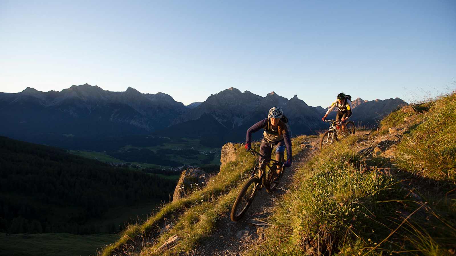 Biken oberhalb von Ardez