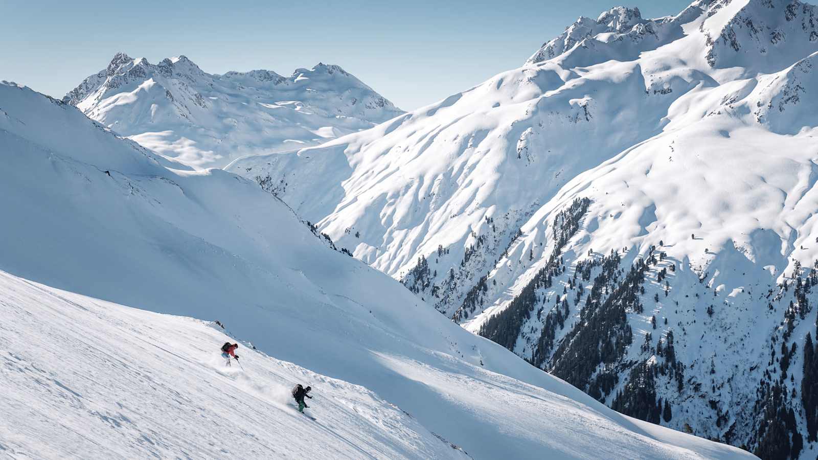 Endloses Schwingen im großen Weiß des Verwalltals: Der Arlberg bestätigt eindrucksvoll seinen Ruf als Mekka für Freerider.