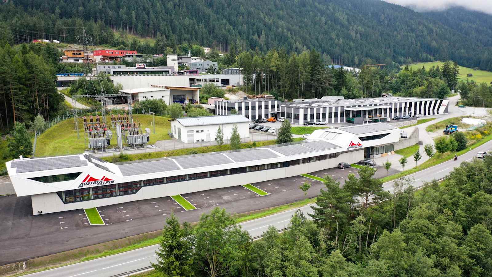 Mit der Photovoltaikanlage auf dem Dach der Produktions- und Vertriebsgebäude in Fulpmes kann ein Drittel des gesamten Energiebedarfs gedeckt werden.