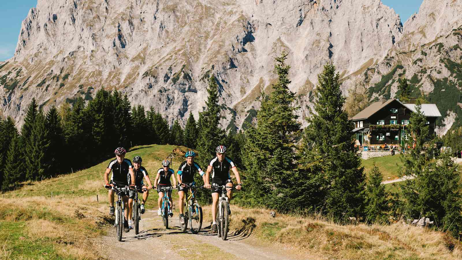 Sportliche Stammgäste: Die Radlerrunde aus Gaishorn kommt einmal die Woche.