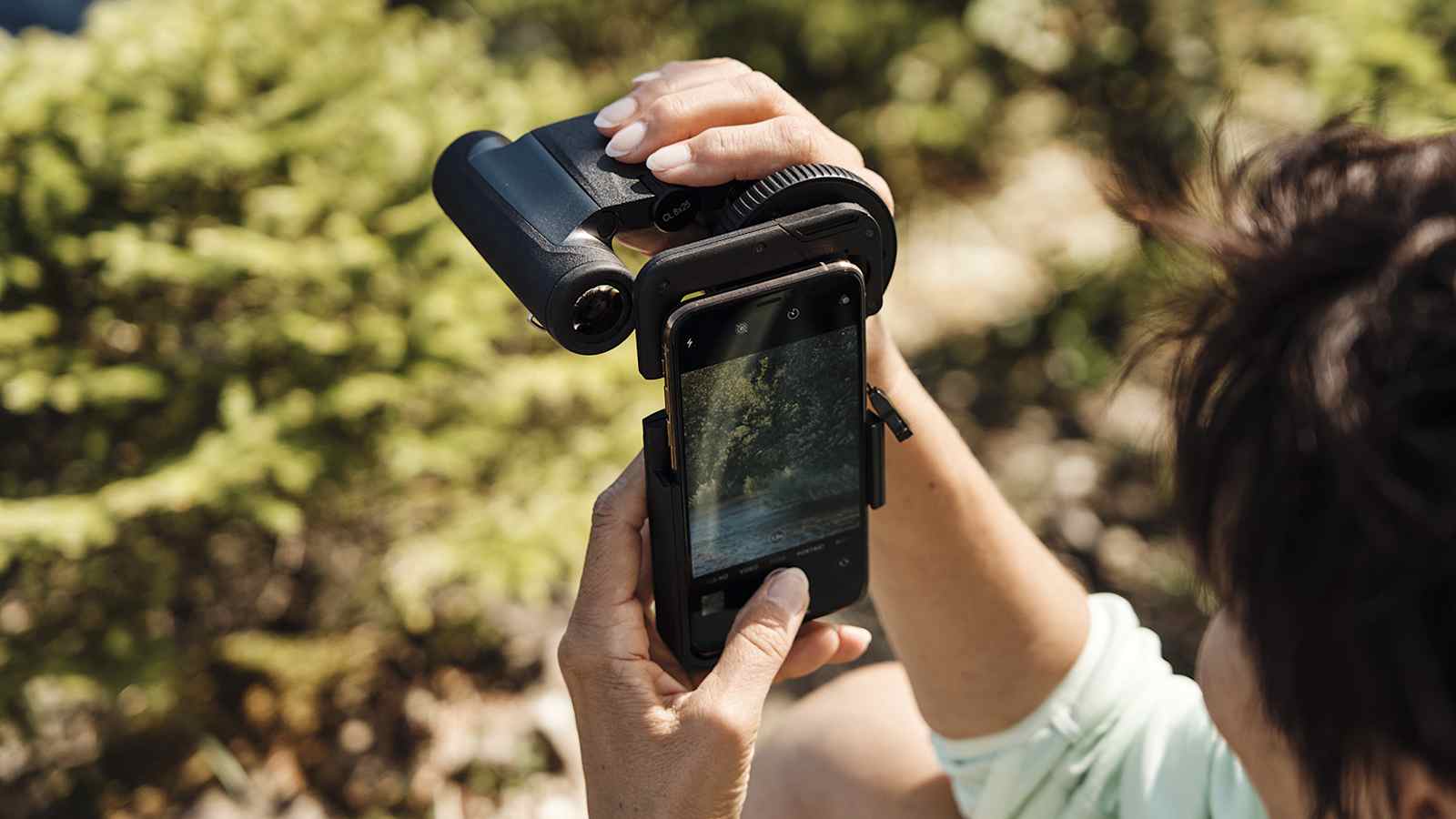 Passt auf jedes Handy: Mit dem Variablen Phone Adapter kannst du dein Smartphone mit dem Fernglas verbinden.