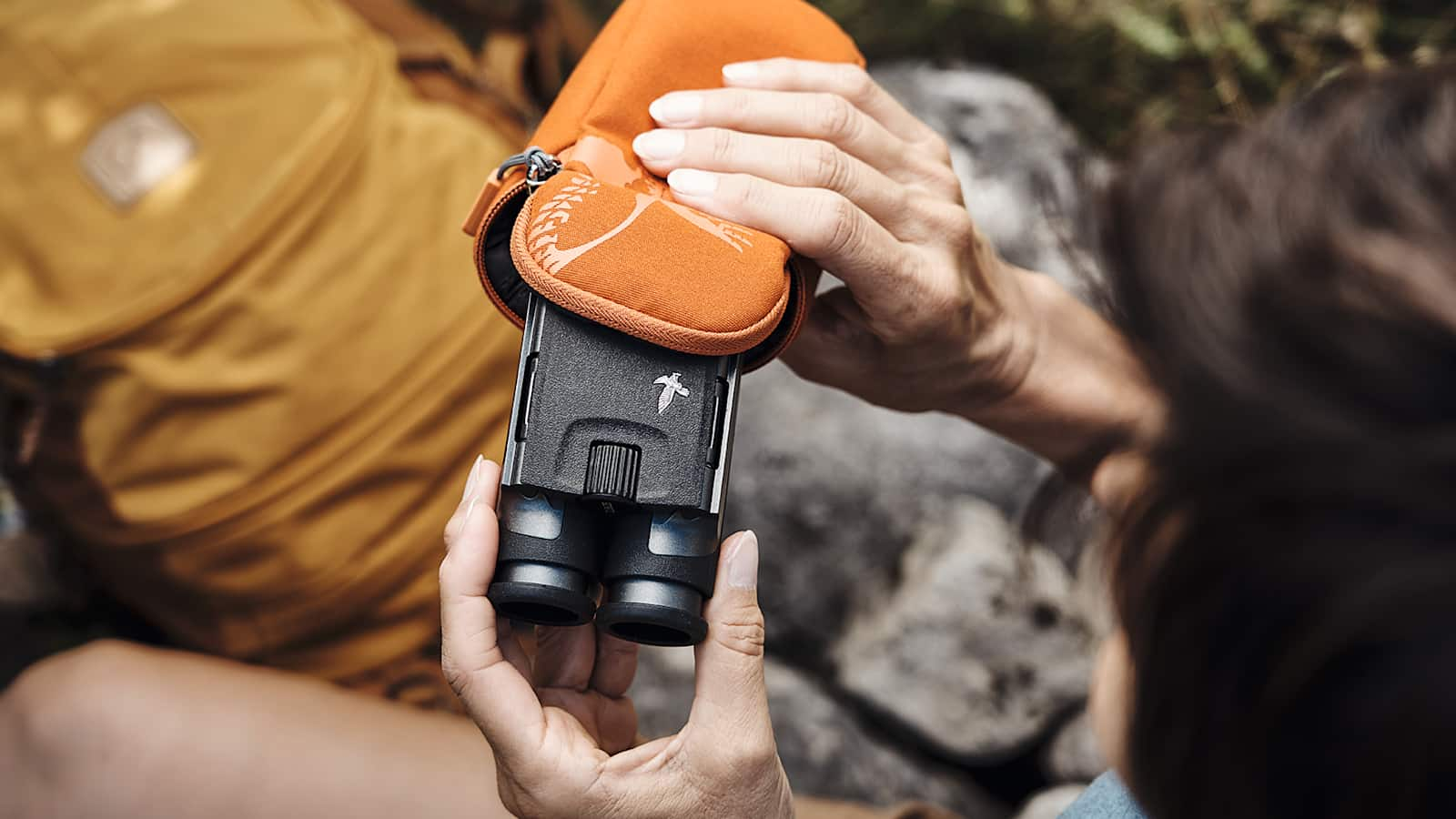 Hochwertige Ferngläser wie das CL Pocket von Swarovski Optik sind leistungsstark, wasserdicht und fallen kaum ins Gewicht.