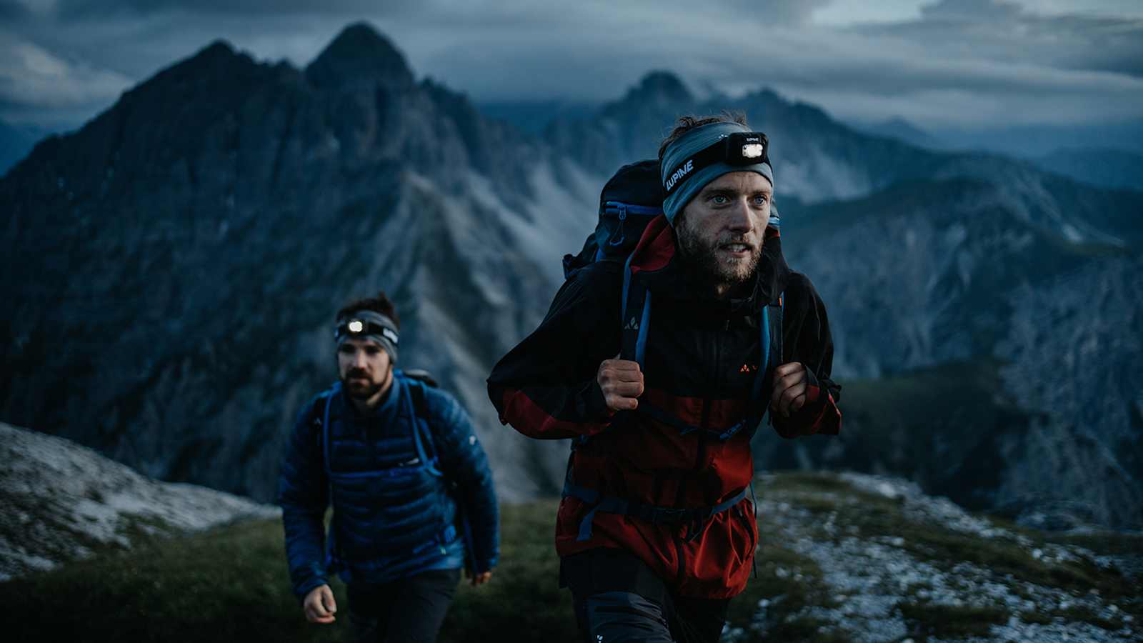 Beim Abstieg in der Dämmerung oder bei einer Wanderung in den frühen Morgenstunden, ist eine gute Stirnlampe unabdingbar.