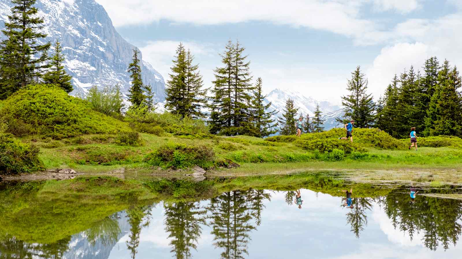 Die Trailrunner umrunden einen kleinen Bergsee.