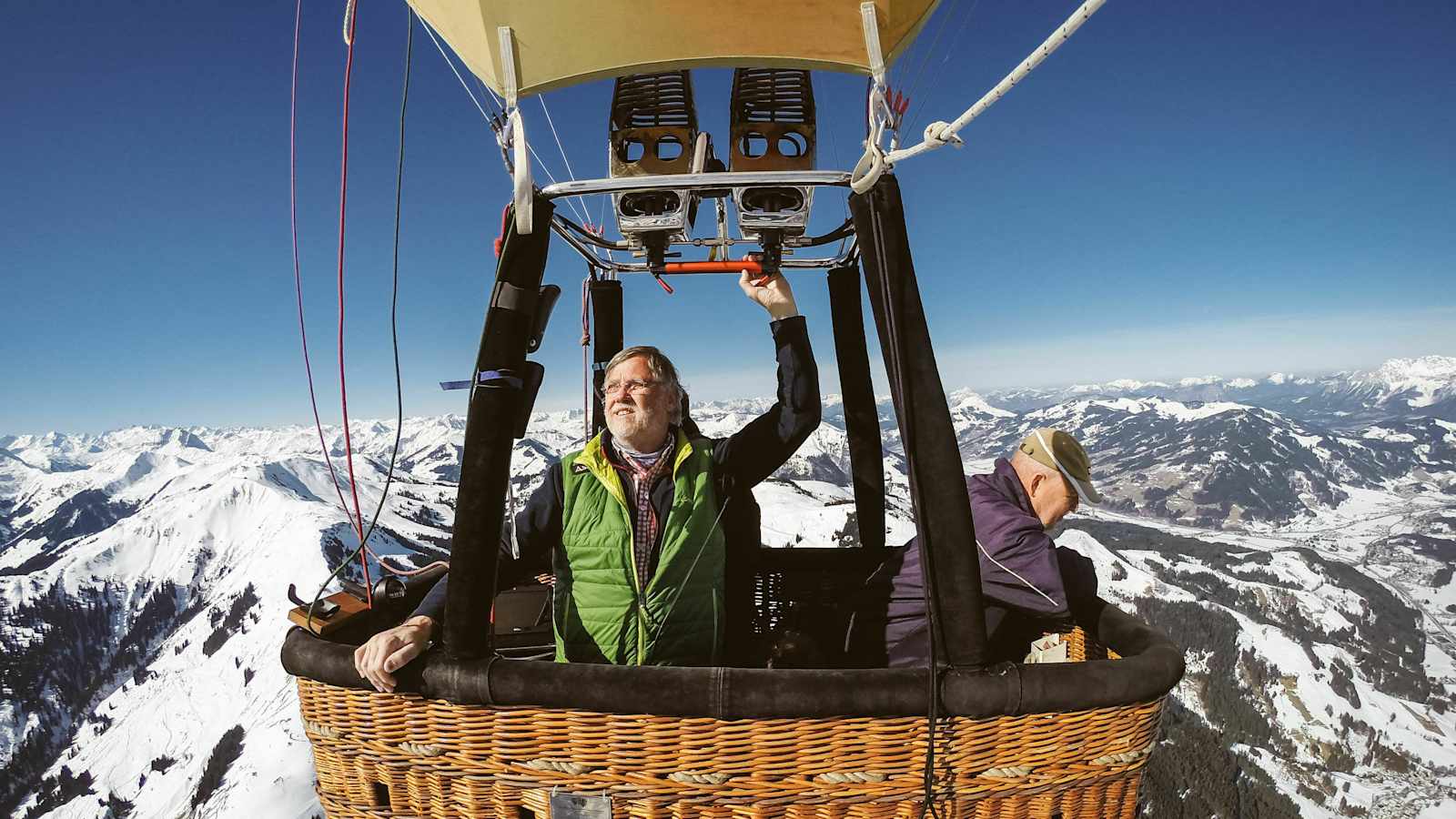 Die Hand am Brenner des Heißluftballons