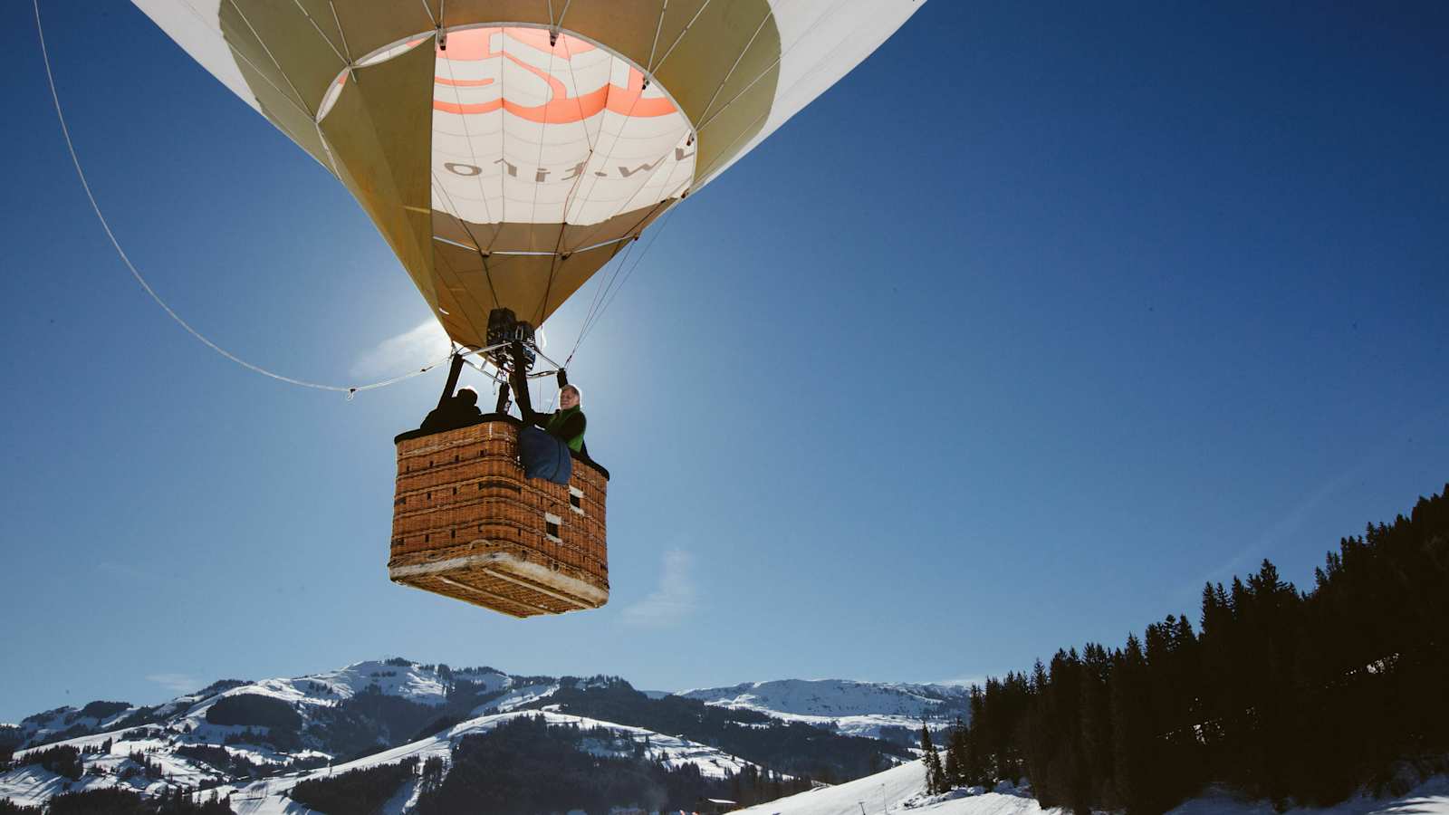 Der heißluftballon steigt auf