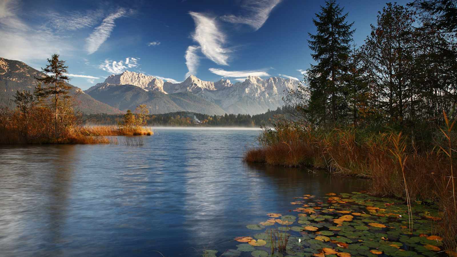 Herbstimmung am Barmsee mit leichtem Nebel.