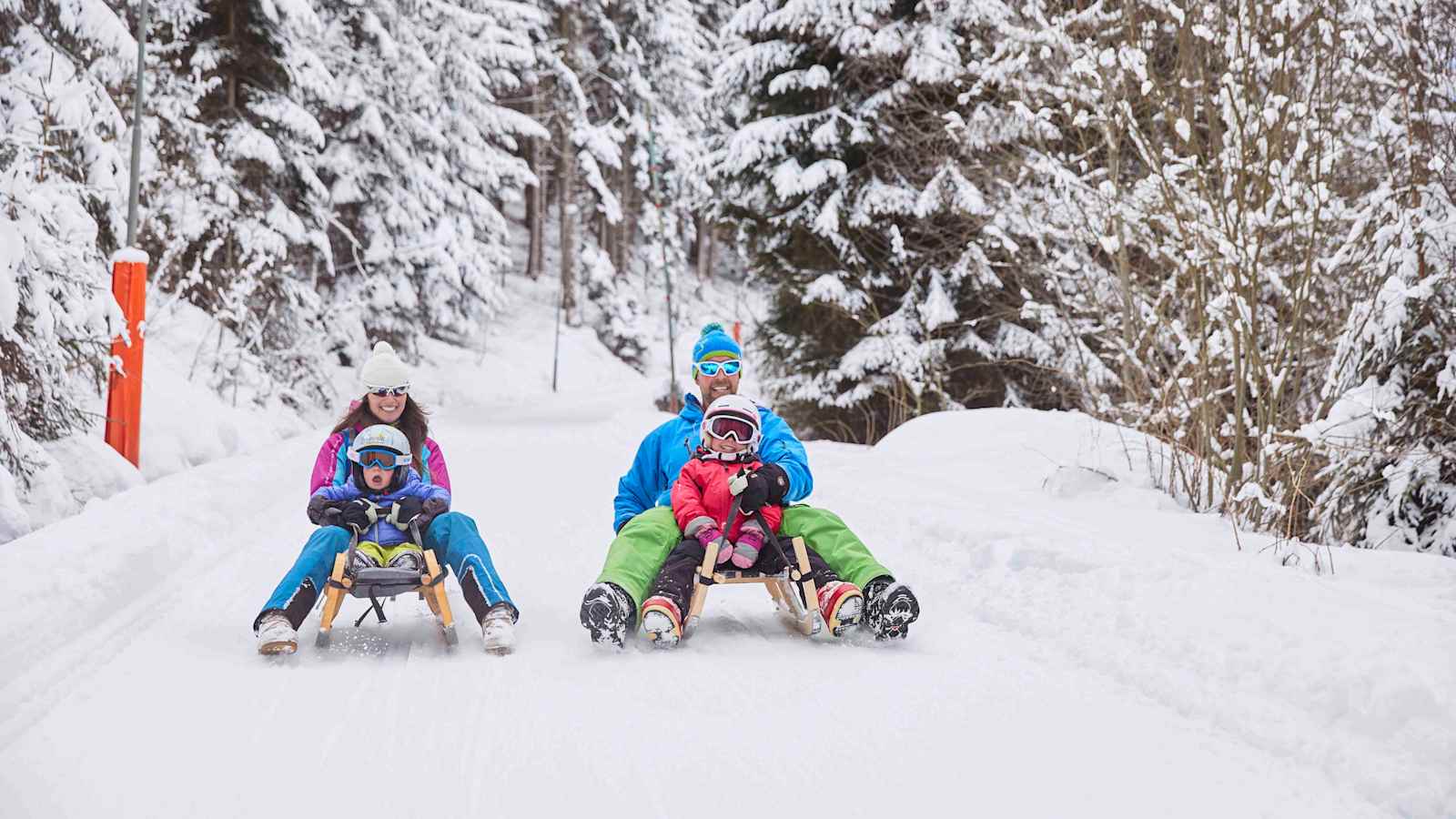 Rodeln ist ein Spaß für die ganze Familie und zudem ein gutes Schlechtwetterprogramm.