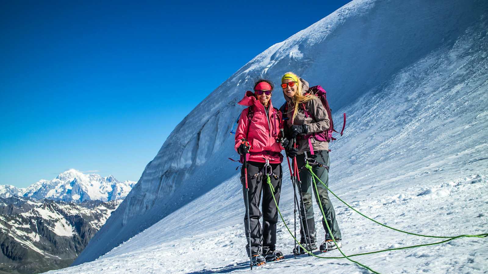 Maggy und Anja am höchsten Punkt Slowenien’s, dem „Aljažev stolp“ des Triglav