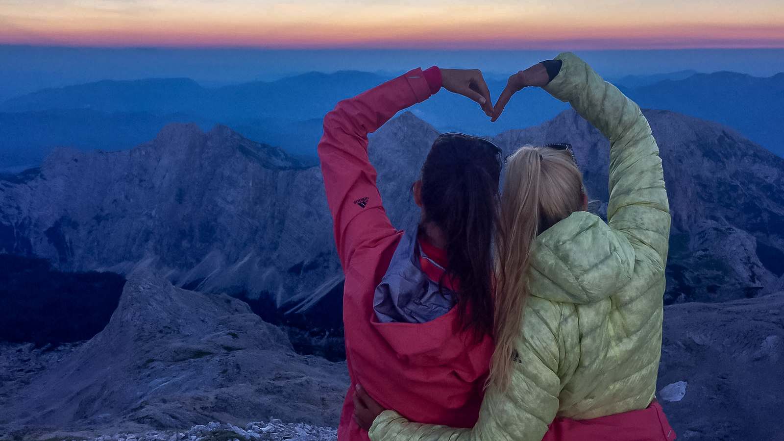 Maggy und Anja beim Sonnenuntergang auf dem Triglav