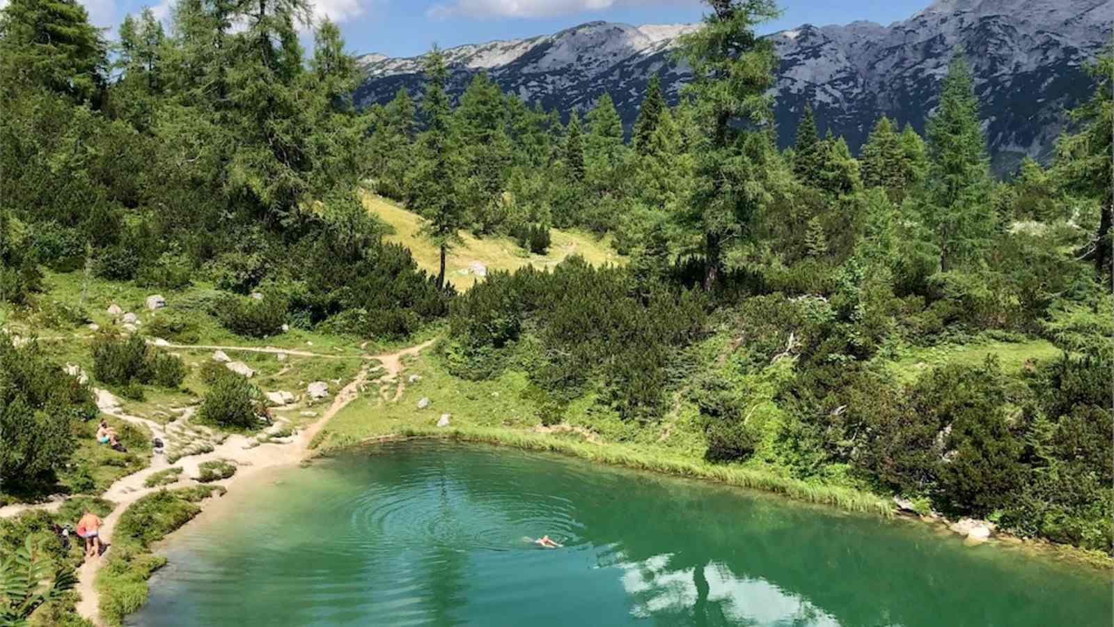 Die besondere Erfrischung für mutige Wanderer: In einen Bergsee wie den Märchensee auf der Tauplitzalm springen.