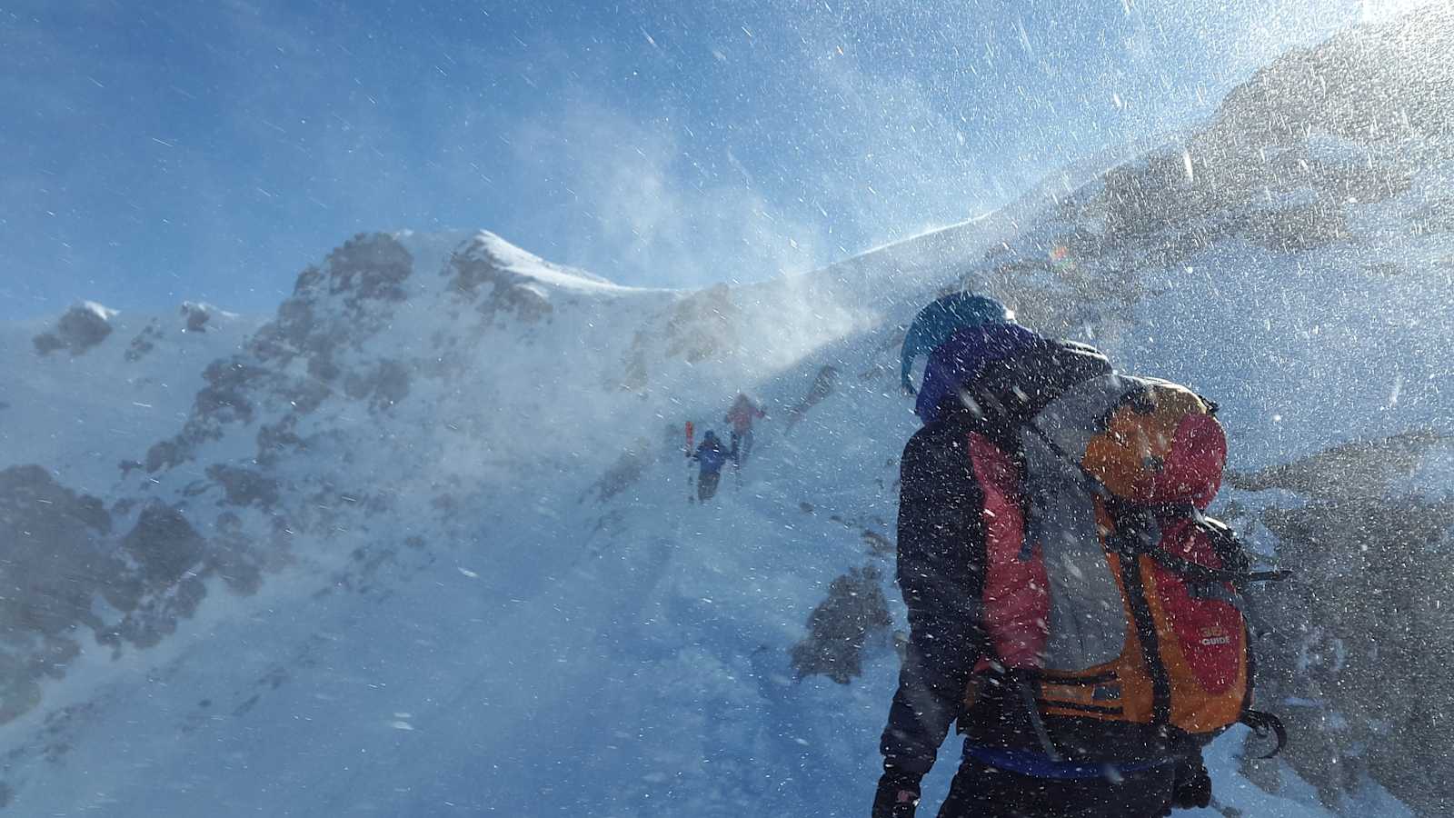 Bergsteiger im Winter bei Wind