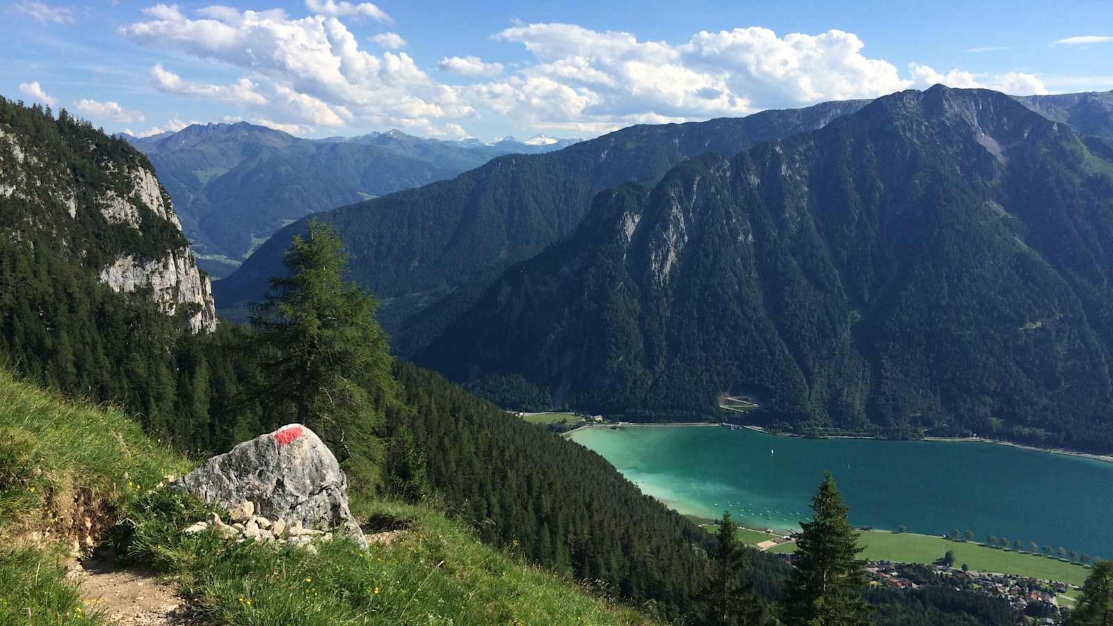 Die Wanderung zur Dalfaz Alm gewährt schöne Blicke auf den Achensee.