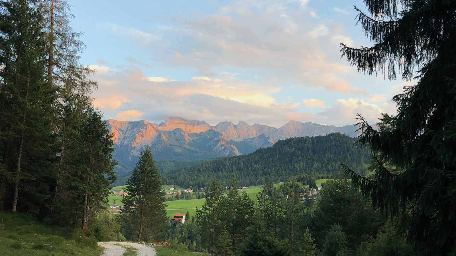 Leichte, wunderschöne Talwanderungen führen rund um den Ort Steinberg.