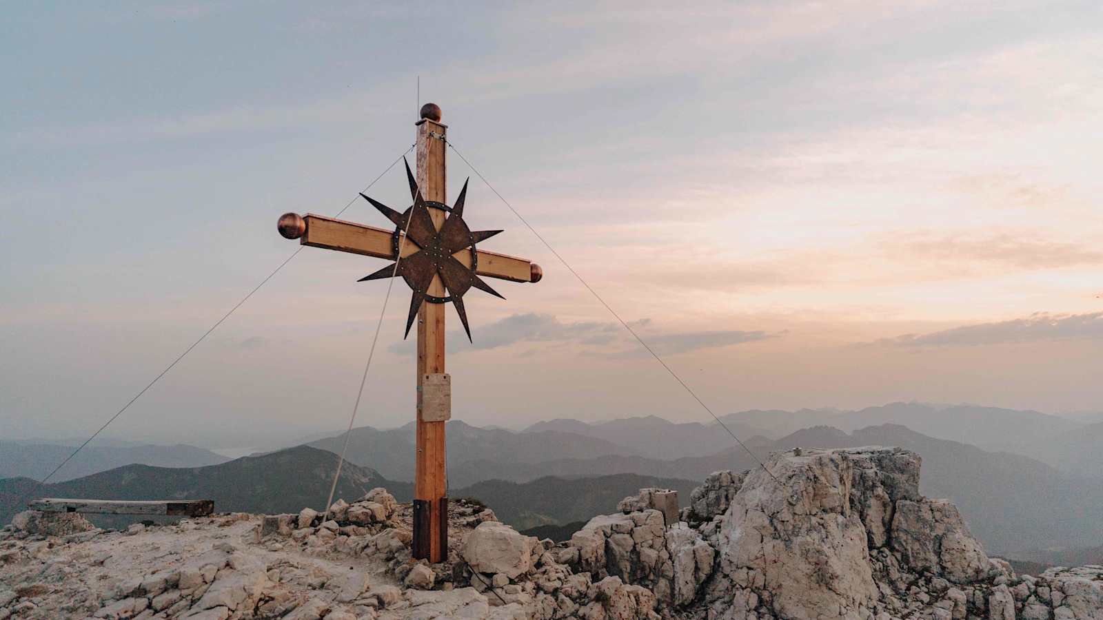 Den Guffert ziert ein neues Gipfelkreuz.