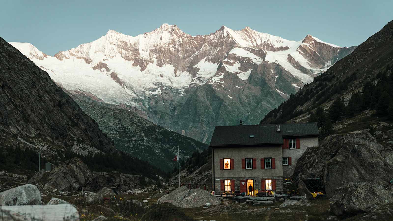 Früh aufstehen lohnt sich, denn am Morgen ist der Ausblick auf die Mischabellgruppe oft besonders schön.