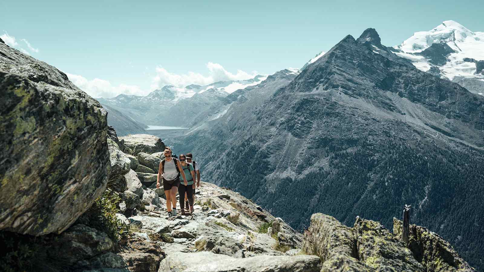 Wo der Weg den Triftgrätji überquert, wartet der wohl schönste Weitblick der Wanderung: Vom Mattmark Stausee bis nach Stalden.