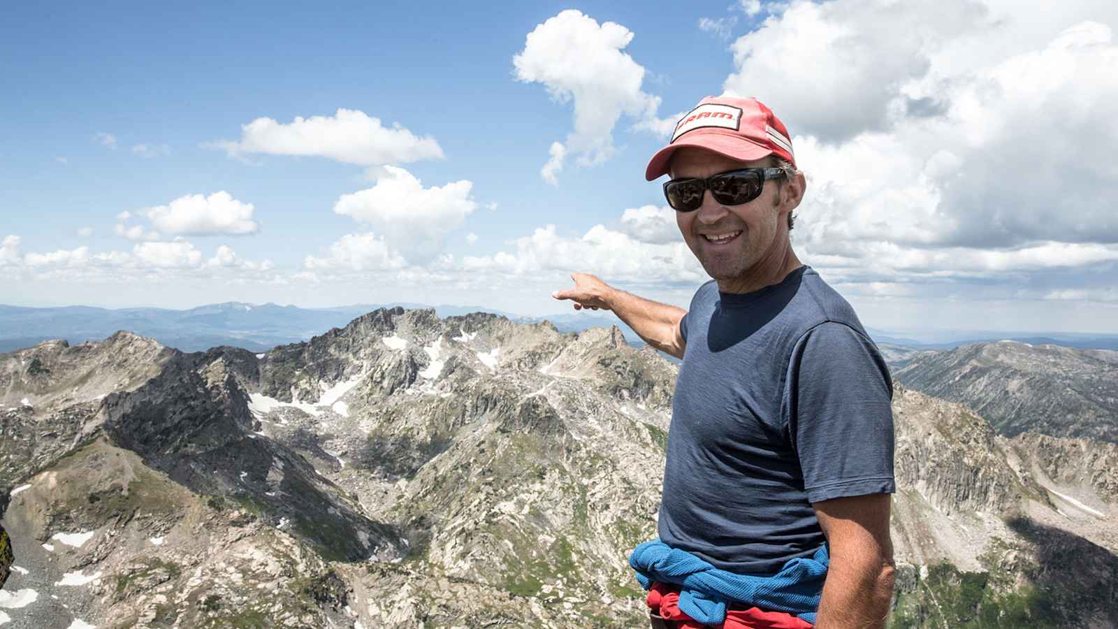 Bill Gamber deutet in Richtung des 3.647 Meter hohen Big Agnes Mountain in der Mount Zirkel Wilderness Area.