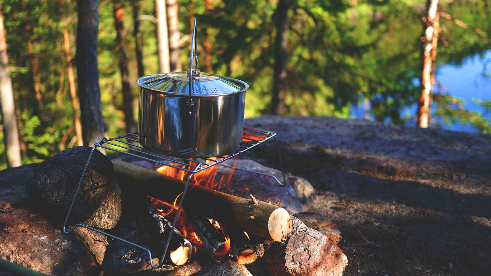 Ein Lagerfeuer dient als Heizung, Kocher und sorgt für eine gemütliche Atmosphäre.