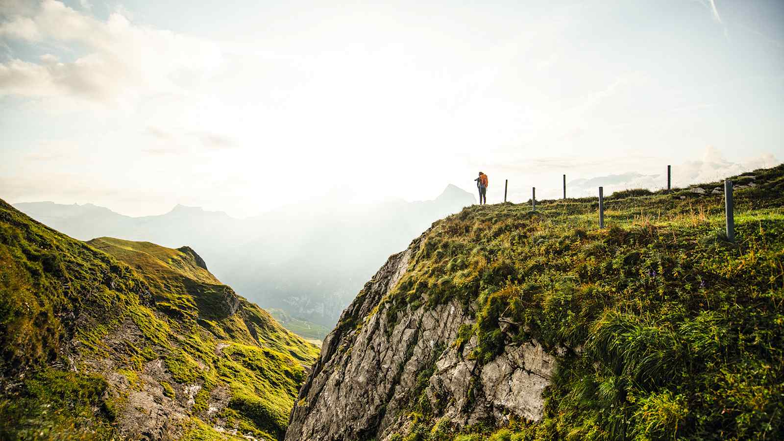 Durchatmen und genießen – auf der Via Alpina ergeben sich fantastische Weitblicke über die Berner Alpen.