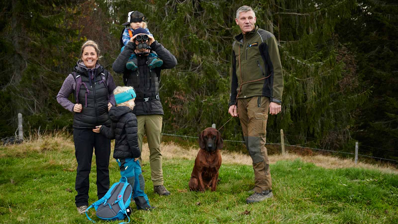 Wildhüter Daniel Schmid und sein treuer Vierbeiner führen durch die Hirsch-Exkursion.