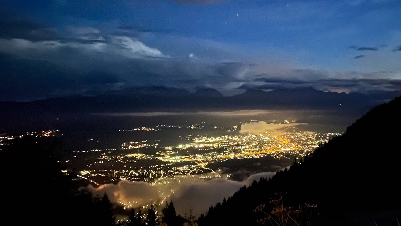 Villach bei Nacht von der Gerlitzen aus