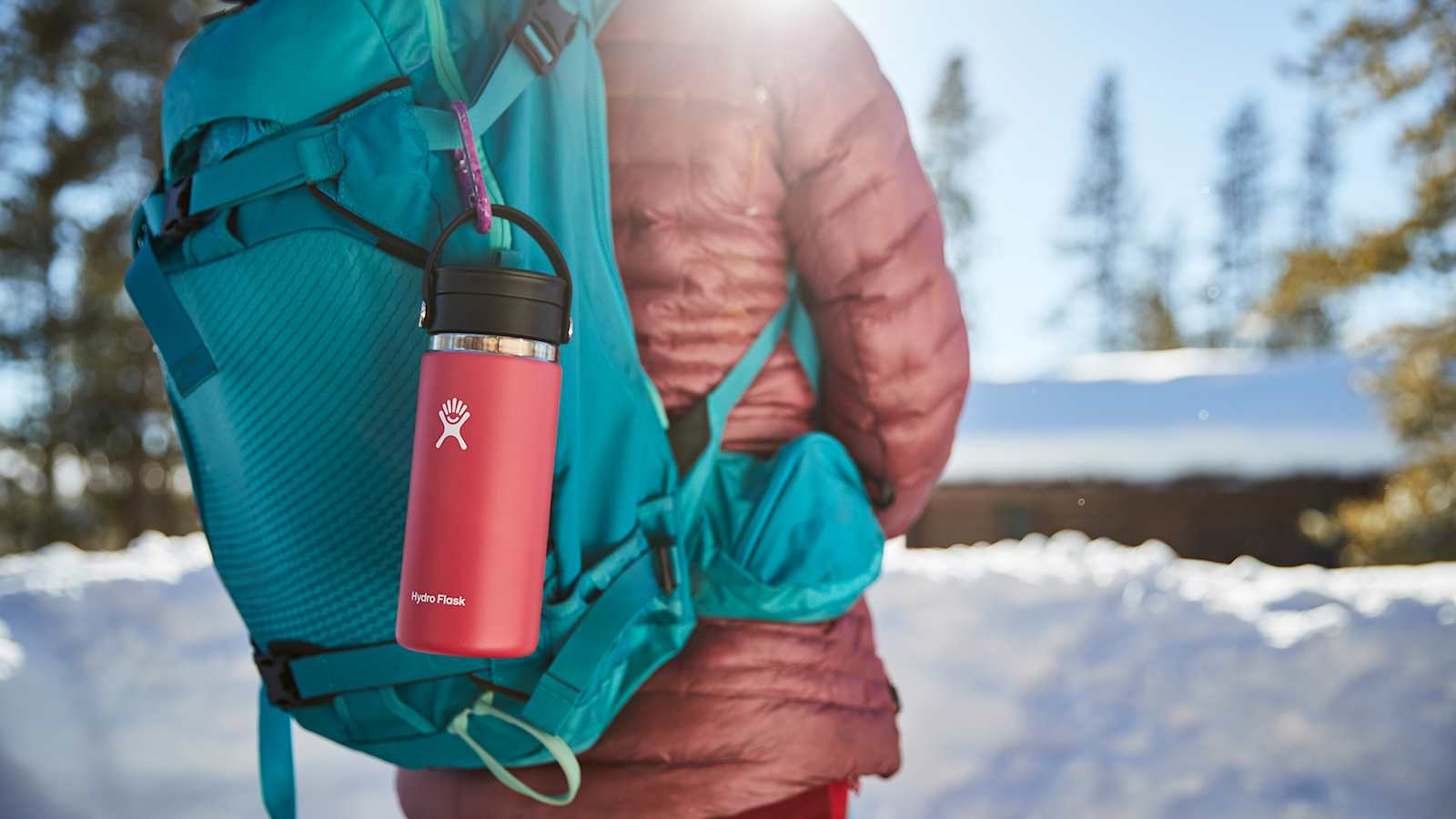 Indem du deine eigene Trinkflasche mit auf die Reise nimmst, vermeidest du nicht nur Plastikmüll, sondern sparst auch noch Geld. 