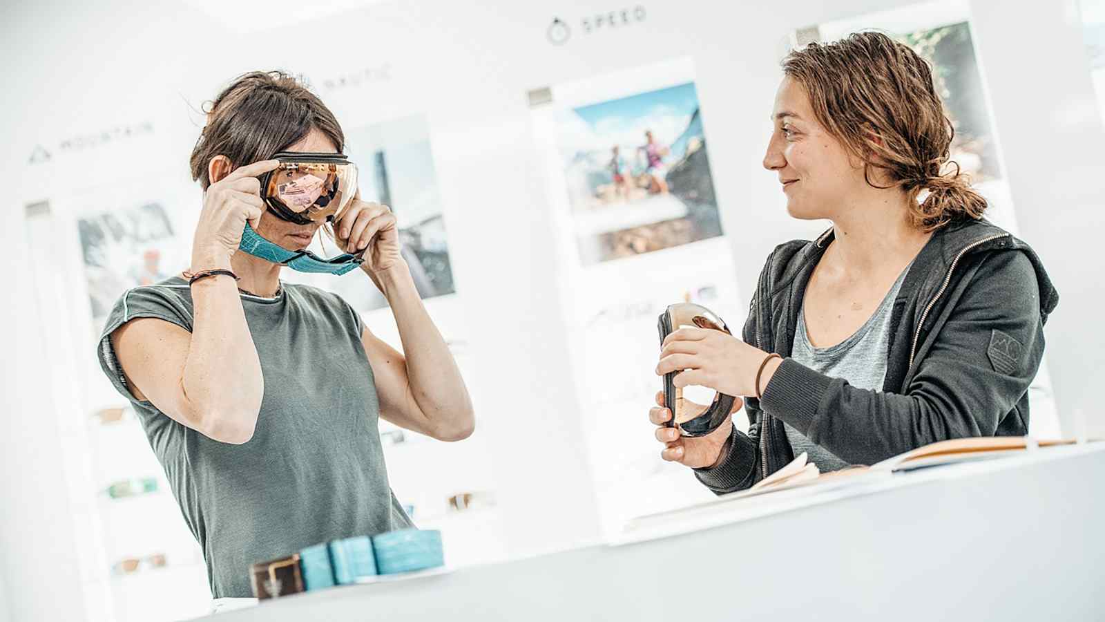 „Es ist uns eine große Ehre mit dieser Skibrille unseren Beitrag zu der Family Serie leisten zu dürfen. Sie verbindet Top-Look mit bestechender Performance“, freut sich Eva Walkner.  