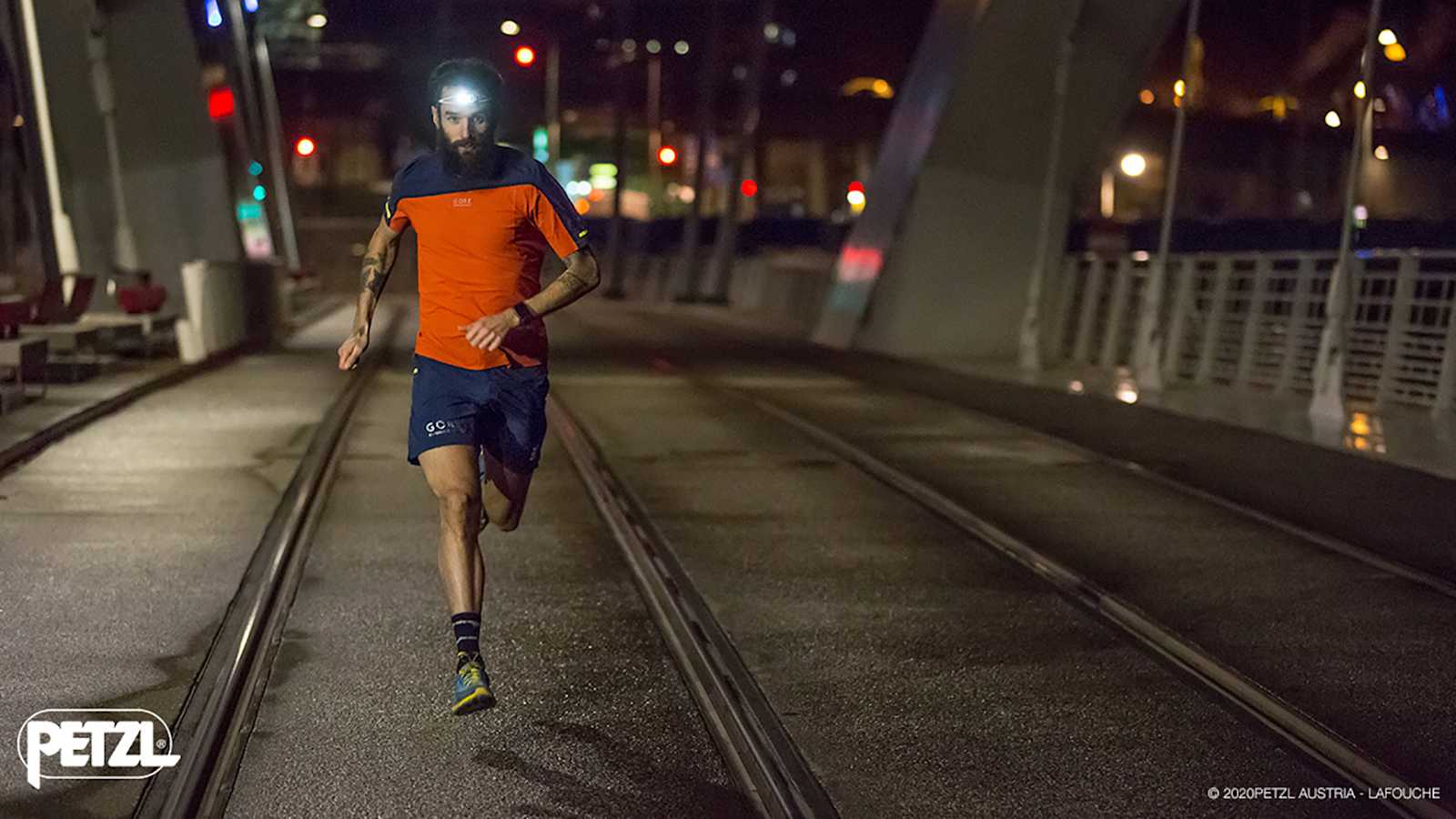 Auf eine hohe Lichtstärke solltest du beim Trailrunning setzen.