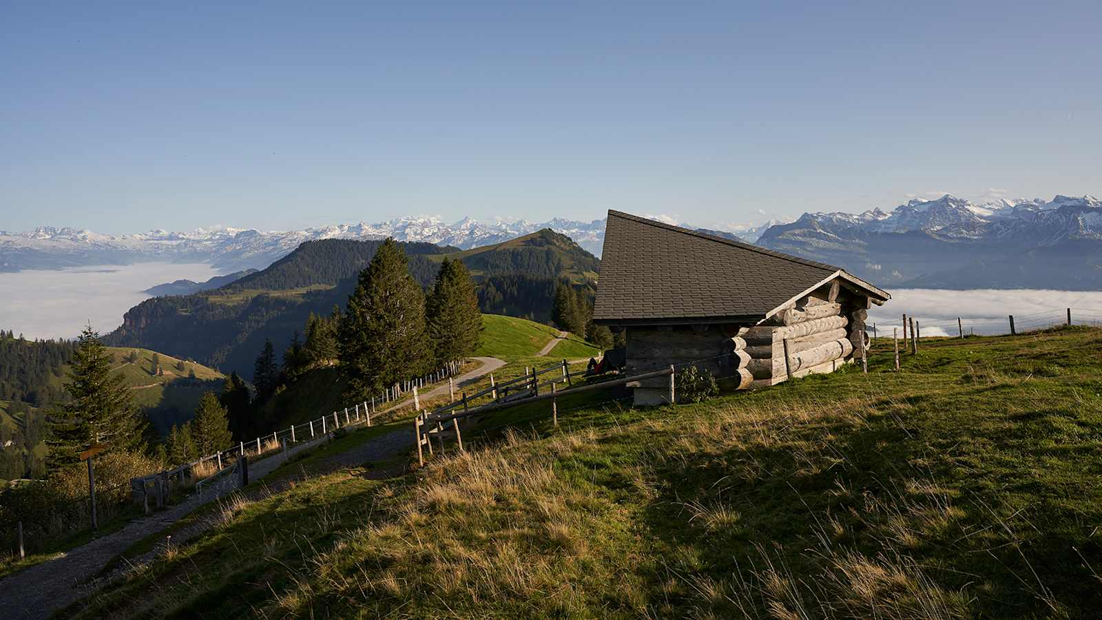 Ganz gleich, wo man auf der Rigi wandert. Eines hat jeder Wanderkilometer gemein: das unverkennbare Panorama mit dem Weitblick bis fast in die Unendlichkeit.